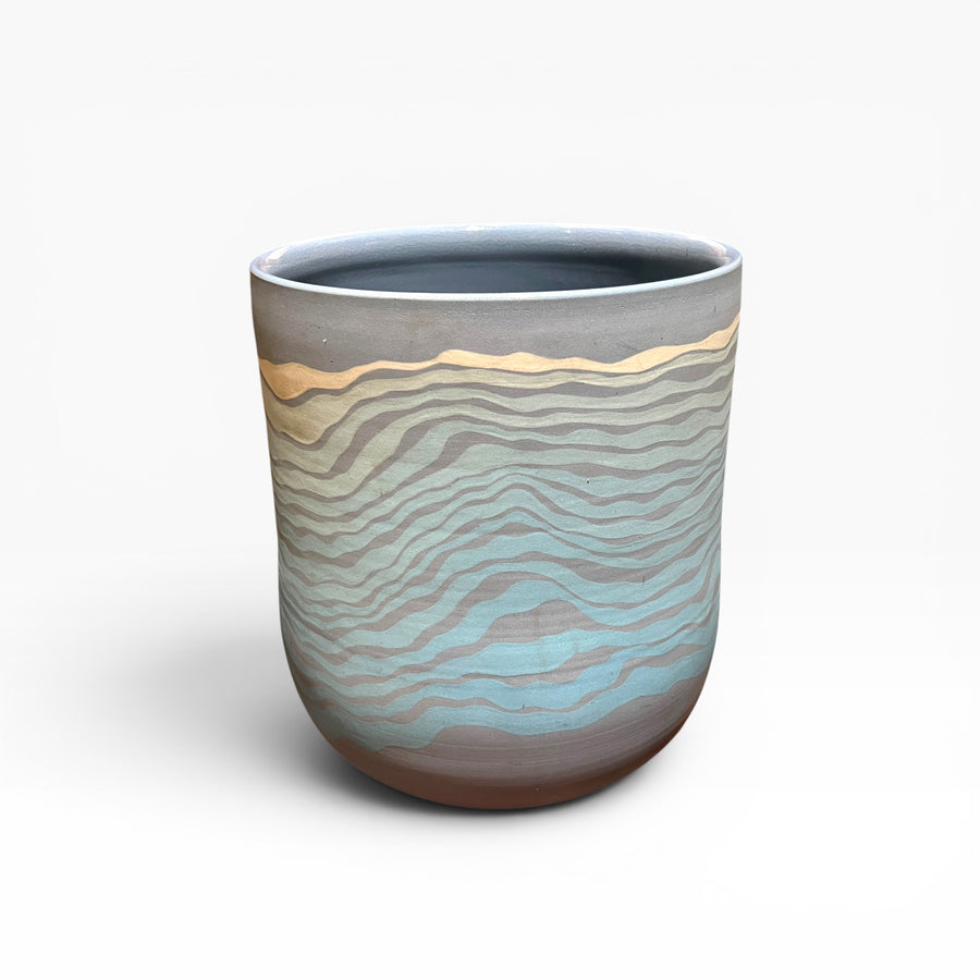 Vase en grès à fond bleu violacé et décor incrusté par Yoshihashi Mitsuo, Japon, fin du XXe siècle ou début du XXIe siècle