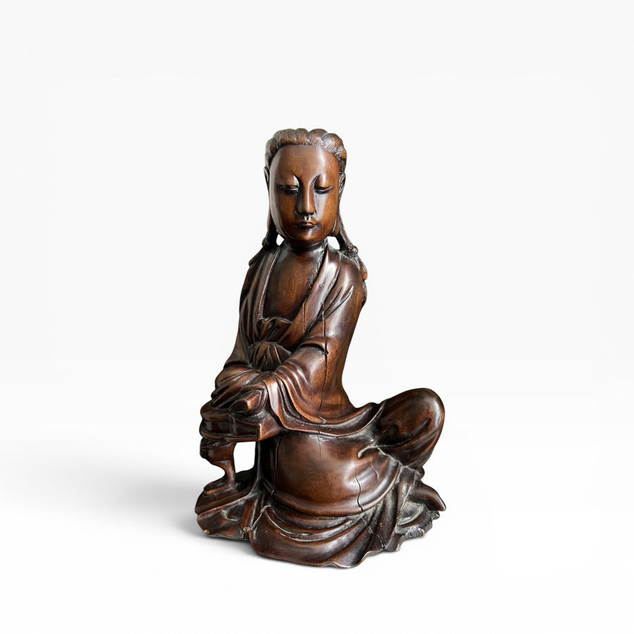 Guanyin assise tenant un papier plié — Chine, dynastie Qing, XVIIe-XVIIIe siècle