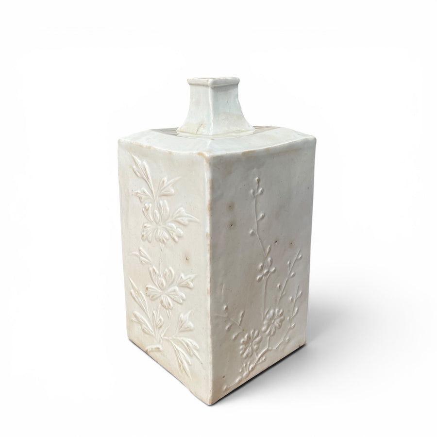 Bouteille carrée en porcelaine blanche à décor en relief des Quatre gentilshommes, fin du XVIIIe siècle