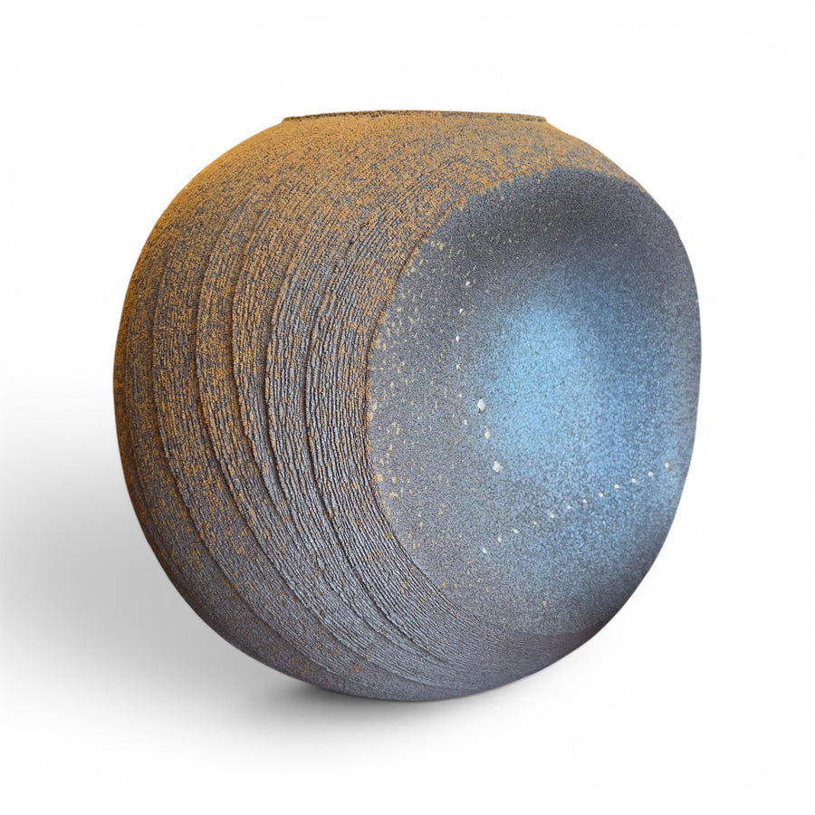 Araki Toshio, grand vase sculptural en céramique grise à incrustation d’argent, XXe siècle