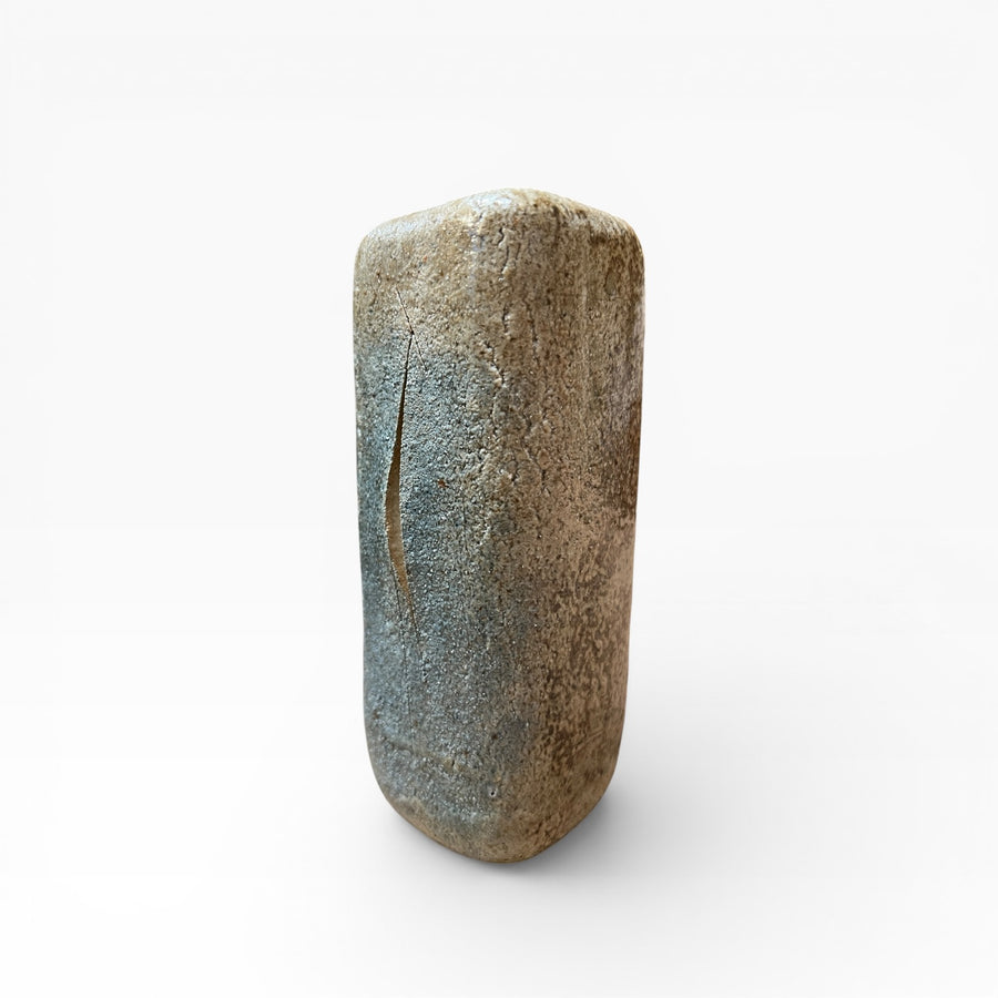 Kawamoto Goro (1919-1986) — Petit vase en grès à nuance bleue et motif d’oiseau incisé, Japon, Seto, troisième quart du XXe siècle