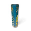Vue de trois quarts du vase Hissan Tōen : facettes octogonales, glaçure bleu persan et décor de feuilles d’or et d’argent.