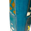 Détail du vase Hissan Tōen montrant les variations d’épaisseur et de transparence de la glaçure bleu persan, qui laisse apparaître la matière aux arêtes.