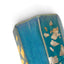 Détail des nuances de bleu persan du vase Hissan Tōen, avec les jeux d’épaisseur et de transparence de la glaçure.