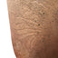 Détail de la texture incisée et du rose mat du vase