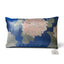 Coussin Nishijin bleu à grandes fleurs roses et reflets argentés, 30 x 50 cm