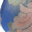 Détail du fond de soie bleu et des pétales tissés