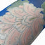 Détail du décor floral rose et des feuillages vert grisé