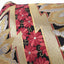 Détail du décor floral rouge sur fond sombre