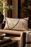 Coussin Nishijin ivoire et or 30 × 50 cm en situation dans un intérieur