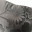 Détail du satin broché à décor floral ton sur ton