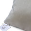 Detail du dos texture gris beige du coussin en obi Nishijin, motif geometrique discret et finition soignee