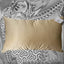 Revers uni dore du coussin Sinapango Interiors Paris en obi Nishijin ancien