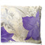 Gros plan sur les grandes fleurs violines et ivoire du coussin en soie d’obi Nishijin