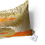Détail du coussin en soie, texture métallique et ondes dorées