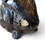 Détail du modelé, de la patte et de la glaçure d’un lapin chauffe-mains en raku noir