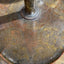 Détail des motifs floraux gravés et de la base du fût sur un bougeoir shokudai japonais ancien