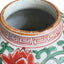 Détail du col et de la frise géométrique rouge de fer d’une jarre wucai Shunzhi