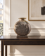 Mise en situation du vase Osako Mikio en grès de Tokoname sur une console dans un intérieur