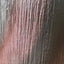 Détail de la texture incisée du vase de Takenishi Tatsuto, céramique de Tobe