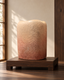Vase sculptural rose de Toshio Mizutani vers 2005, présenté sur un socle en bois dans un intérieur japonais contemporain