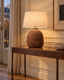 Simulation du vase aux oiseaux de Watanabe Nobuo monté en lampe avec abat-jour en lin ivoire, dans un intérieur haussmannien.