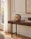 Vase de Yoshinori Tsuboi à décor d’oiseaux dans des losanges clairs, sur une console — simulation en intérieur haussmannien.